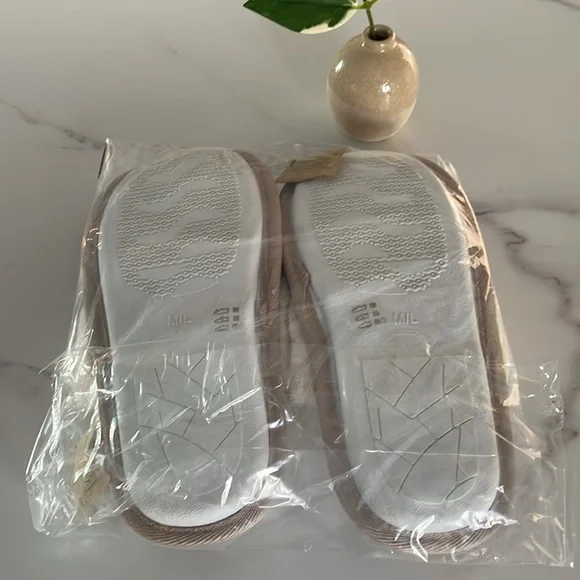 NWT Chinese Laundry Faux Fur Slippers- Holiday Giftable - Picture 6 of 7